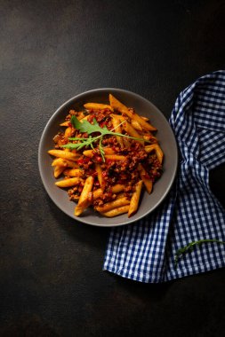 Karanlık yüzeyde makarna makarna.