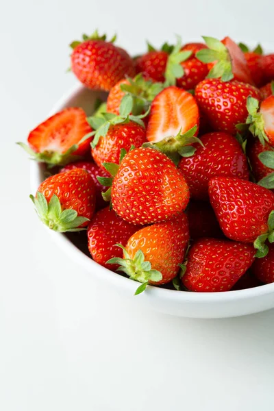 Nahaufnahme Einer Schüssel Voller Frischer Beeren — Stockfoto