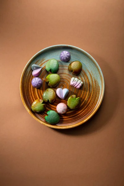 Pohled Shora Sadu Čokoládových Bonbónů Talíři — Stock fotografie