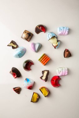 Bütünün toplanması ve parçalanmış çikolata şekerlemeleri üst görünüm