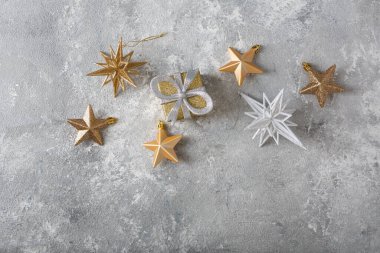 Altın Noel süslemeleri ve fotokopi alanı manzarası düz.