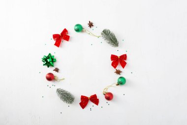Noel dairesi dekorasyonu. Beyaz arka planda dekorasyon çelengi. Düz yatıyordu