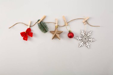 Işık yüzeyinde Noel süslemesi, şenlikli arka plan