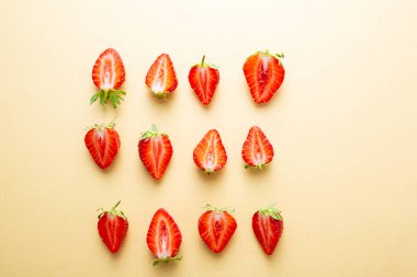 Altın yüzeyde çilek manzarası