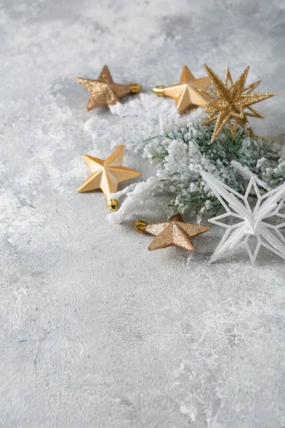 Κοντινό Πλάνο Των Χρυσών Χριστουγεννιάτικων Διακοσμήσεων Και Πράσινο Χιονισμένο Υποκατάστημα — Φωτογραφία Αρχείου