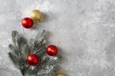 Gümüş arka planda kırmızı ve altın Noel mücevherleri, tatil konsepti