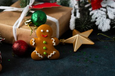 Noel kurabiyesi, erkek ve hediye kutusuyla şenlikli bir konsept.