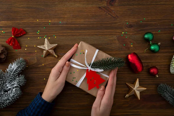 Fundo Madeira Com Decorações Natal Pequena Caixa Presente Mãos — Fotografia de Stock