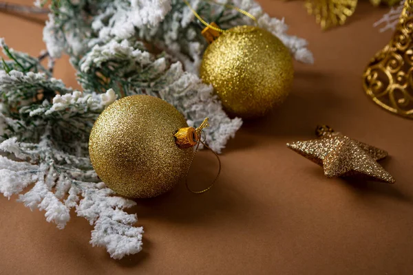Sluiten Van Gouden Vakantie Kerstballen Besneeuwde Tak — Stockfoto