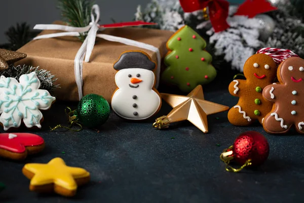 Weihnachtliche Lebkuchen Mit Weihnachtsdekoration Auf Dunklem Tisch — Stockfoto