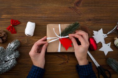 Tahta yüzeyde hediye kutusu ve Noel süslemeleri.