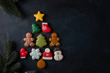 Noel ağacı şeklinde Noel kurabiyeleri.