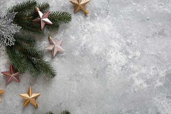 Bovenaanzicht Van Zilveren Gouden Kerstversieringen Groene Takken — Stockfoto