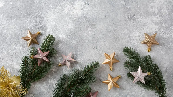 银白色和金色的圣诞装饰品和绿枝 — 图库照片