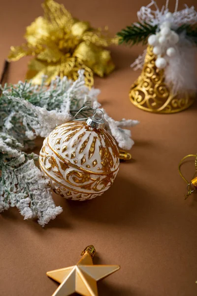 Крупним Планом Старовинні Різдвяні Сукні Засніжена Гілка — стокове фото