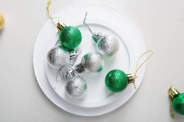 Noel ziyafeti taş tabağın üstünde, tatil konsepti.