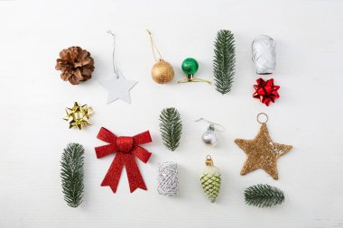 Beyaz ahşap yüzeyde Noel kompozisyonları