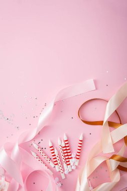 Mum ve fiyonklu yaratıcı pembe bayram konsepti