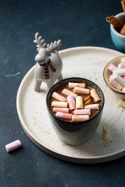 Sıcak Kış Çikolatası Noel Geyiği Tarçın Çubukları — Stok fotoğraf
