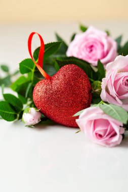 Kırmızı kalbe ve pembe güllere yakın, aşk konsepti