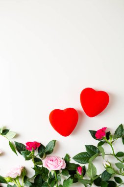 İki kalp ve çiçek üst görünüm, tatil konsepti
