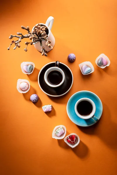 Kalın Yüzeyde Iki Fincan Kahve Çikolata Şekeri — Stok fotoğraf