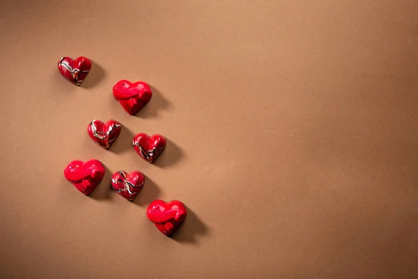 甘いギフト足バレンタインデー 茶色の表面にキャンディ — ストック写真