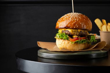 Siyah masadaki hamburgeri kapat.