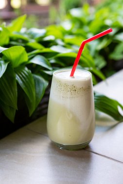 Açık havada cam bardakta yeşil kibrit latte.