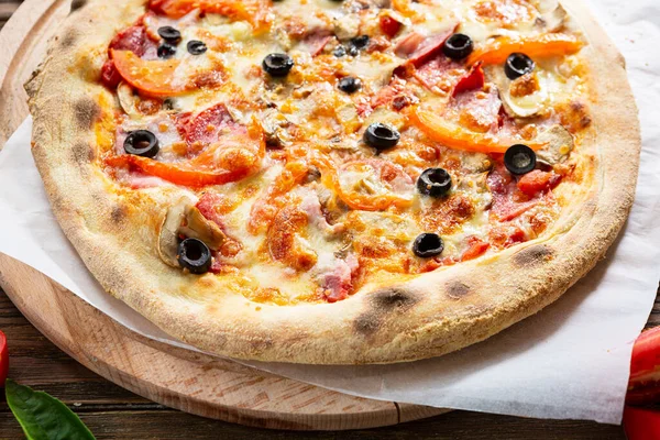 Закрытие Целой Пиццы Разделочной Доске Доставка Еды — стоковое фото