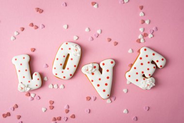 Sevgililer Günü tebrik kartı. Pembe yüzeyde el yapımı kurabiye harfleri