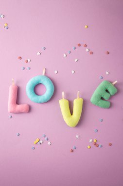 Sevgililer Günü tebrik kartı. Pembe yüzeyde el yapımı harfler