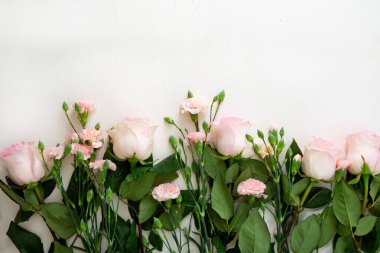 Işık yüzeyinde pembe çiçekler, uzay tatilini kopyala