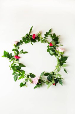 Çiçek çelengi ve beyaz güller