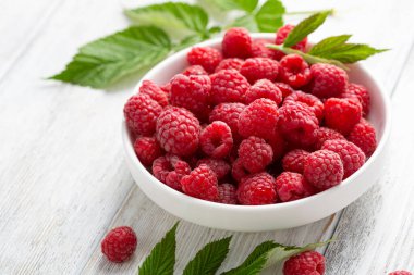 Ahududu dolu beyaz kase