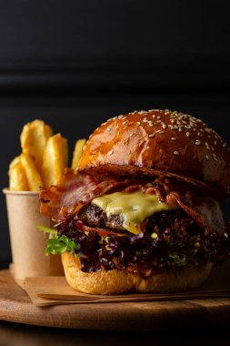 Kapalı alanda domuz pastırmalı sığır etli burger.