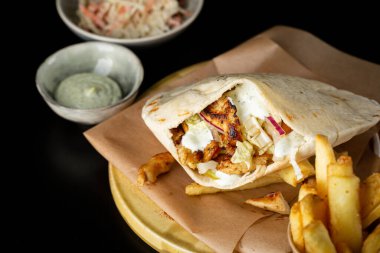 Tavuk ve sebzeli pide yakın.