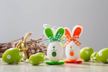 Komik Paskalya tavşanı ve yeşil yumurtalar