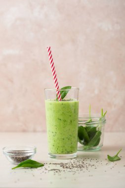 Vejetaryen yeşil smoothie avokado, ıspanak yaprakları ve chia tohumları. Sağlıklı bir kavram. Seçici odak