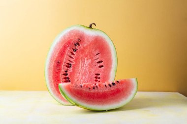 Olgun karpuz altın arka planda