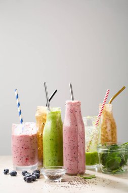 Bardaklarda ve şişelerde yaz meyveli içecekler