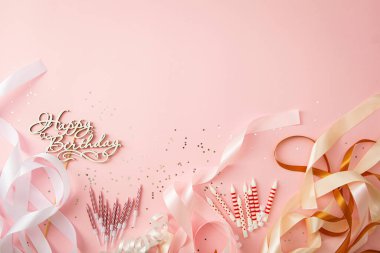 Mumlu pembe doğum günü konsepti, düz bir fotokopi alanı