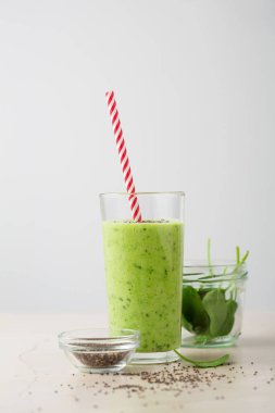 Chia tohumlu yeşil smoothie detoks