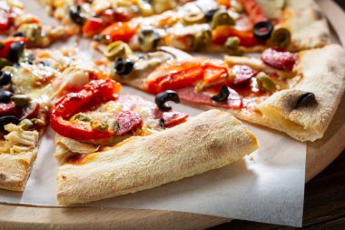 Pizzayı ahşap kesim tahtasıyla kapat, fast food.