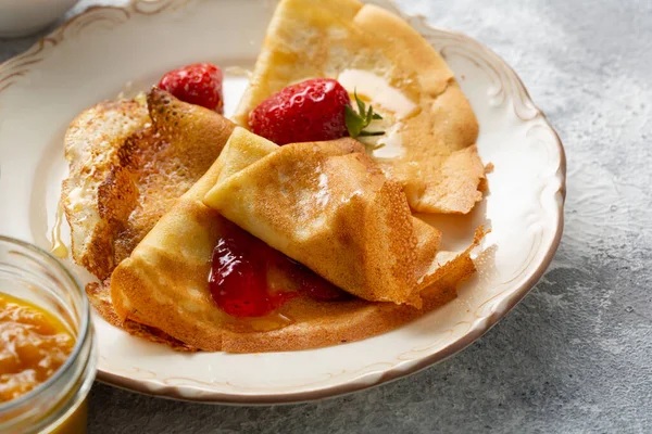 Café Manhã Crepes Franceses Com Geléia Morango — Fotografia de Stock