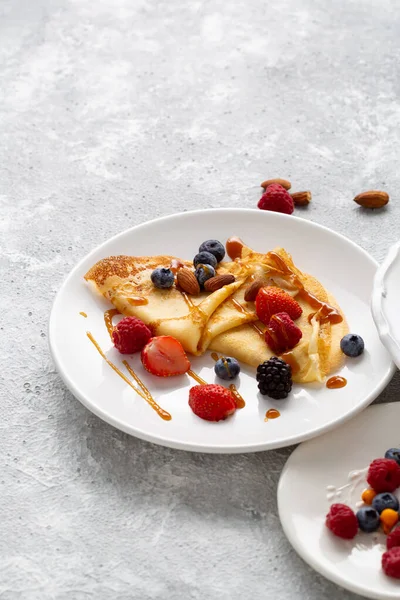 Verano Bayas Desayuno Francés Crepes Superficie Ligera — Foto de Stock