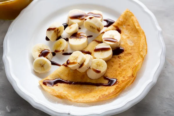 Primer Plano Crepes Con Plátano Plato Blanco — Foto de Stock