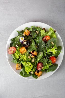 Tofu salatası ve ıspanak manzarası