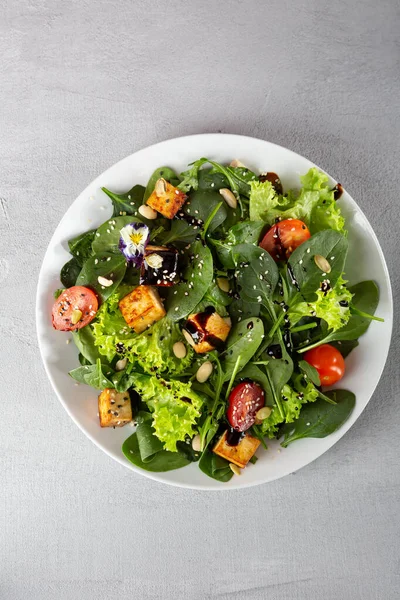 Blick Über Den Kopf Auf Tofu Salat Und Spinat — Stockfoto