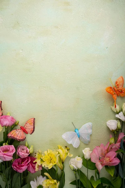 Schöne Sommerblumen Hintergrund Flach Lag Auf Grüner Oberfläche — Stockfoto